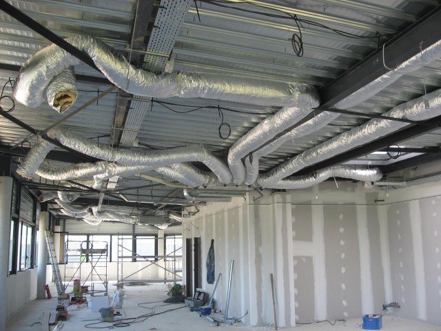 Installation pompe à chaleur air air dans des plateaux de bureaux  à la Seyne Sur Mer